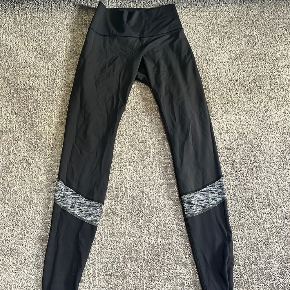 lululemon leggings, no pills, look new